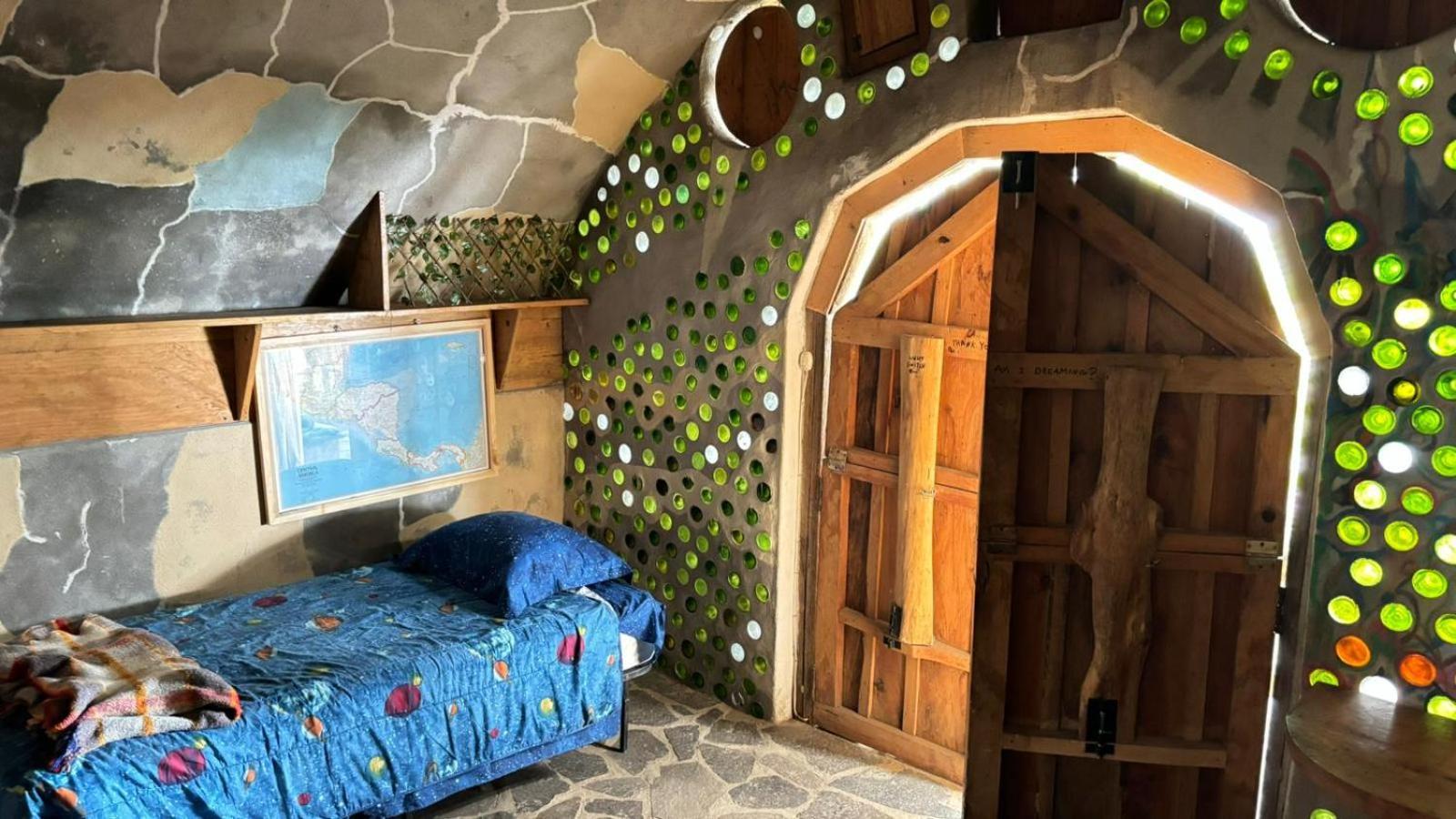 Earthship Atitlan Guest House Сан Маркос Ла Лагуна Екстериор снимка